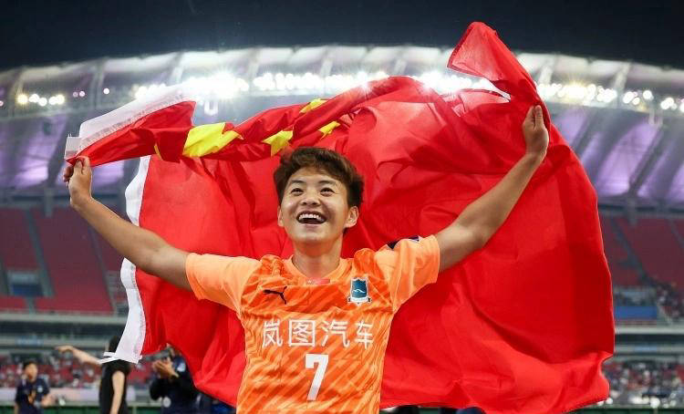 从荣誉积累, 支登顶亚冠, 足球员王霜